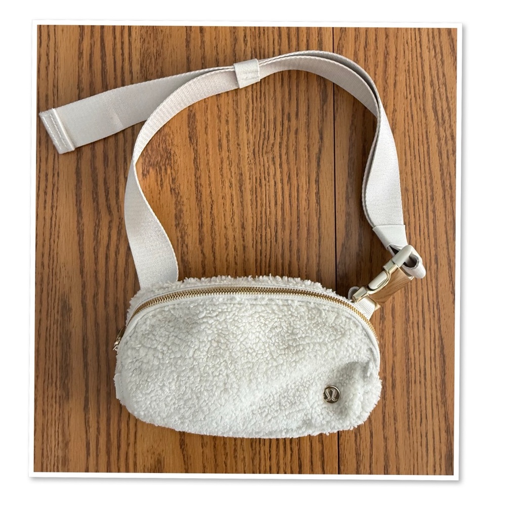 Lululemon Athletica Ivory Fleece Everywhere Bag With Belt - Picture 2 of 15